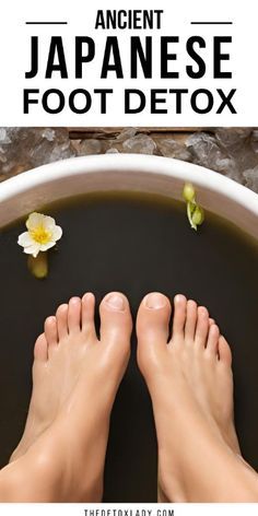 Try this homemade detox foot soak recipe that comes all the way from Japan to remove toxins through your feet. Detox Foot Soak, Homemade Foot Soaks, Foot Detox Soak, Diy Foot Soak, Foot Soak Recipe, Diy Detox, Bath Detox, Homemade Detox, Foot Soak