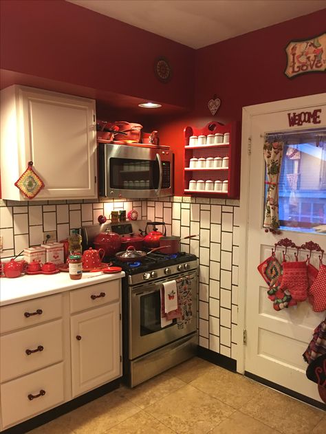 Red white kitchen Red Kitchen Aesthetic, Red Wall Kitchen, Red Themed Kitchen, Red Kitchen Appliances Decor, Red Aesthetic Kitchen, Red And White Country Kitchen, Coquette Bedroom Red, Red Retro Kitchen, 80s House Interior