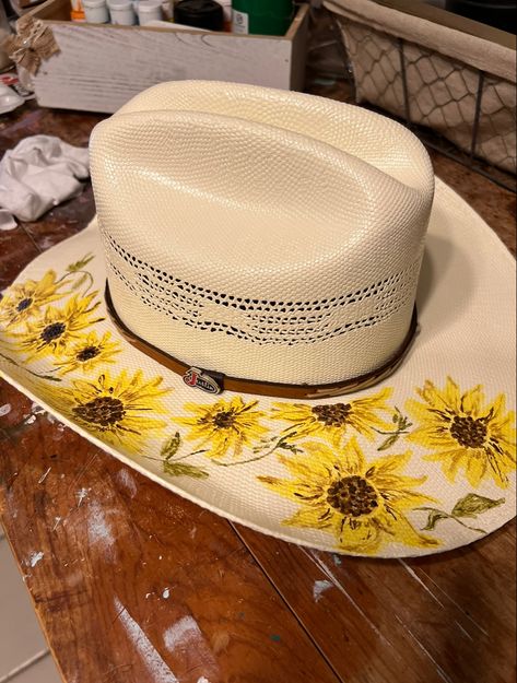 Hand painted art Hat Paintings Ideas, Painted Cowboy Hats, Ranch Hats, Embellished Hats, Decorated Hats, Summer Time Activities, Real Cowgirl, Diy Hats, Cowboy Hat Design