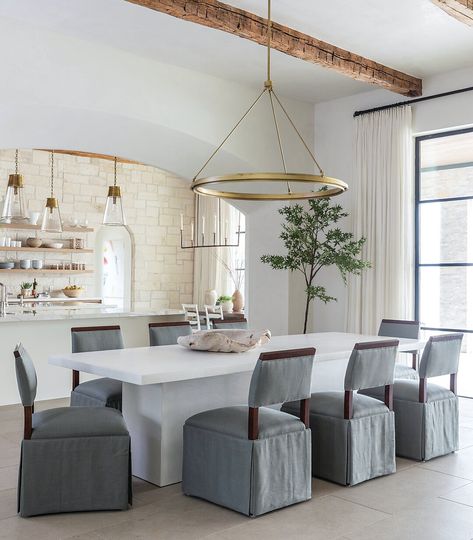 Marie Flanigan Creates a Legacy on the Lake - Southern Home Magazine - Page 6 Texas Lake House, Cottage Style Dining Room, Bright Dining Rooms, Marie Flanigan Interiors, Open Kitchen Layouts, Marie Flanigan, French Dining Tables, Wooden Beams Ceiling, Cottage Dining Rooms