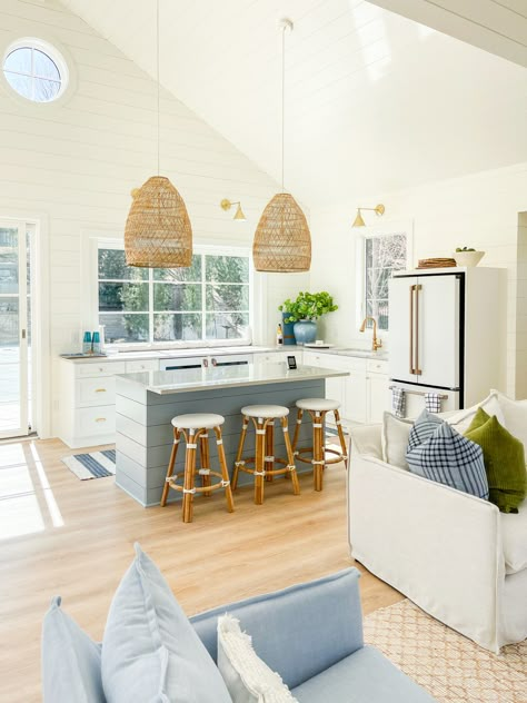 Small Open Plan Living, Small Beach House Kitchen, Coastal Living Kitchen, Small Beach House Interior, Coastal Chic Kitchen, Small Coastal Kitchen, White Coastal Kitchen, Pool House Kitchen, Coastal Kitchen Ideas