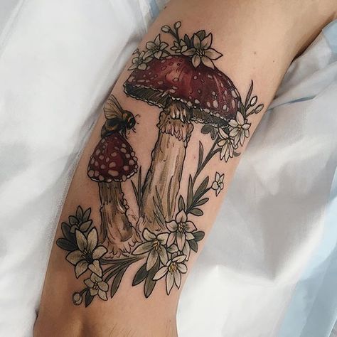 Sophia Baughan Tatuaje Studio Ghibli, Mushroom Tattoo, Autumn Tattoo, Mushroom Tattoos, Tattoo Zeichnungen, Geniale Tattoos, Botanical Tattoo, 1 Tattoo, Nature Tattoos