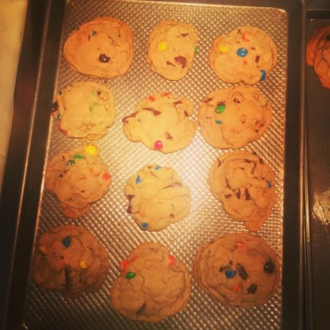 taylorswift: Hello baking, my old friend... Taylor Swift Baking, Taylor Swift Cookies, Chef Anne Burrell, Barefoot Contessa Recipes, Fall Cookie Recipes, Favorite Cookie Recipe, Chocolate Chunk Cookies, Pumpkin Cookies, Celebrity Art