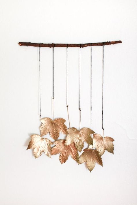 Welcome fall with this gorgeous leaf wallhanging. Simple enough to DIY in a few hours! Leaf Mobile, Diy Leaves, Decorative Leaves, Metal Tree Wall Art, Diy Mobile, Gold Diy, Autumn Crafts, Decoration Inspiration, Mason Jar Diy