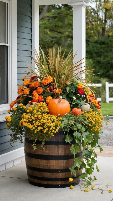 Make your garden the star of the season with unique fall outdoor decor ideas. Discover ways to add autumn flair to your outdoor spaces. Fall Flower Pots, Fall Landscaping, Fall Container Gardens, Fall Containers, Fall Planters, Fall Front Porch Decor, Flower Pots Outdoor, Fall Deco, Fall Thanksgiving Decor