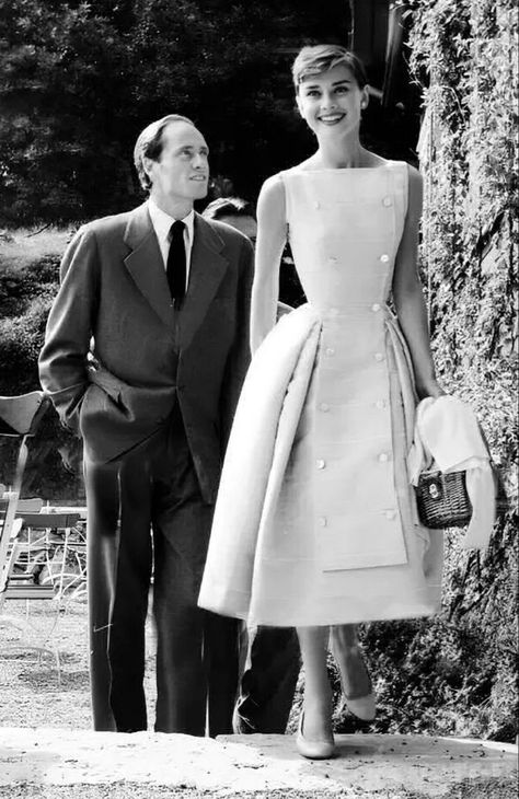 Audrey Hepburn Waist, Old Hollywood Glamour Fashion Vintage Audrey Hepburn, The Age Of Adaline Outfits, Audrey Hepburn 1950s Fashion, Audrey Hepburn Body Shape, Audrey Hepburn Givenchy Dresses, Audrey Hepburn Street Style, Audrey Hepburn White Dress, Audrey Hepburn Gown