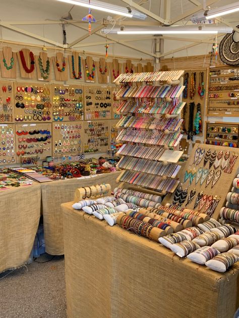 Jewellery Exhibition Stall Design, Jewelry Display Ideas Craft Show, Bracelet Display Ideas, Vacation Bracelets, Craft Stall Display, Jewelry Display Booth, Wooden Jewelry Display, Stall Display, Craft Market Display