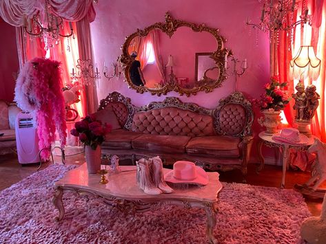 Pink Record Aesthetic, Barbie Pink Living Room, Goth Pink Bedroom, Barbie Inspired Decor, Barbie Aesthetic House, Pink Vintage Living Room, Pink Retro Room, Pink Gothic Room, Barbiecore Bedroom