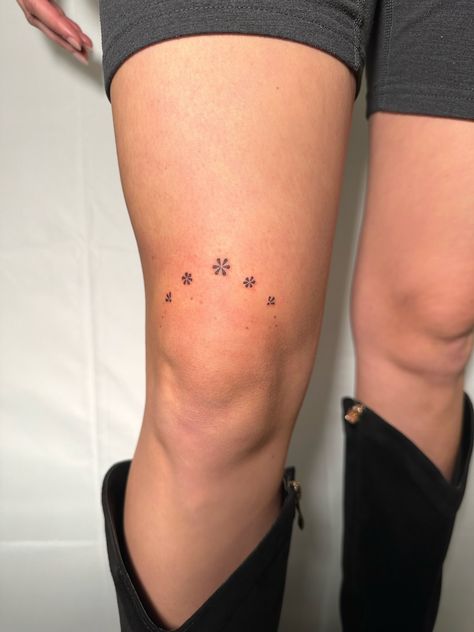 Tattoo Story Ideas, Tattoos Of Womens Body, Healing Inspired Tattoos, Horizontal Leg Tattoo, Bold Line Tattoo Ideas, Stick And Poke Tattoo Leg, Women’s Knee Tattoo Ideas, Cool Knee Tattoos Women, Zia Tattoo Women