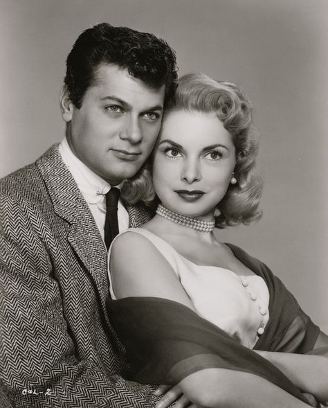 Tony Curtis & Janet Leigh, 1954 Jamie Lee Curtis Young, 1950s Film, Stars D'hollywood, Hollywood Vintage, Janet Leigh, Cinema Movie, Hollywood Couples, Tony Curtis, Lee Curtis