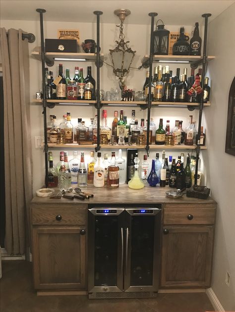 Industrial Pipe bar with wine fridge, old west knobs, antique ashtrays, whiskey. Gas pipe shelves, made to fit, saloon style. DIY home decor Industrial Diy Decoration Ideas, Industrial Basement, Diy Home Decor For Apartments, Industrial Home Design, Basement Bar Designs, Bar Shelves, Diy Home Bar, Farmhouse Shelves, Home Bar Designs