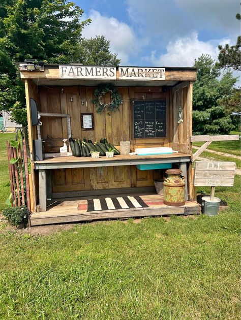 Driveway Farm Stand, Front Yard Farm Stand, Pallet Farm Stand, Road Side Stand Ideas, Agribusiness Ideas, Diy Roadside Farm Stand, Roadside Farmstand, Farm Stand Plans, Farm Store Ideas