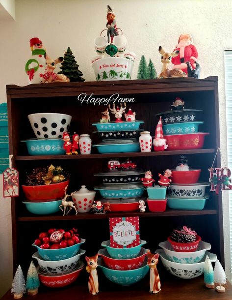 Vintage dishes Christmas Pyrex Display, Pyrex Christmas Display, Christmas Pyrex, Pyrex Display, Antique Things, Vintage Dishware, O Holy Night, Christmas Display, Holy Night