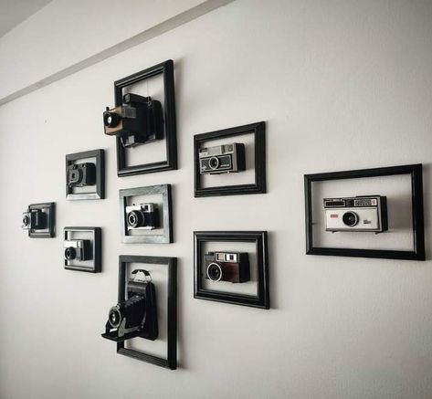 Camera Decor Ideas, Camera Display Ideas, Antique Camera Display, Photographer Room, Men Room Decor, Vintage Camera Decor, Framing Photos, Steampunk Diy Crafts, Camera Display