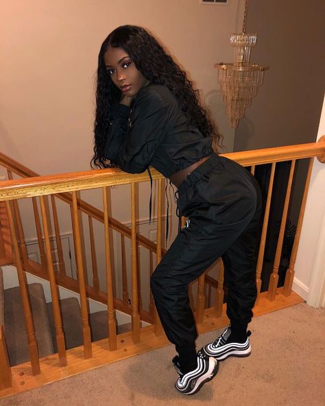 Nike Air Max 97 Outfit, Air Max 97 Outfit, Wedge Hairstyles, Blonde Makeup, Asymmetrical Hairstyles, Fringe Hairstyles, Tomboy Outfits, Outfit Women, Boho Hairstyles