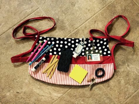 Why Some Teachers Are Trading in Their Desks for Classroom Aprons Classroom Sewing Projects Teachers, Diy Teacher Apron, Teacher Aprons, Classroom Camping, Pochette Diy, Teacher Apron, Vocational School, Idee Cricut, Craft Apron