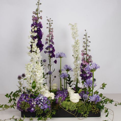 Flower arrangement creating flower garden with pound Upright Flower Arrangement, Tall Wildflower Arrangements, Symmetrical Floral Arrangements, Linear Flower Arrangements, Vertical Floral Arrangements, Linear Floral Arrangement, Parallel Floral Design, Vertical Flower Arrangement, Parallel Flower Arrangement