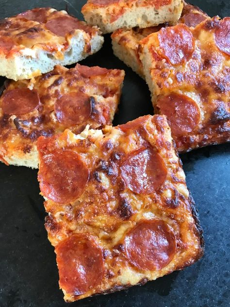 Crispy Foccacia Bread, Pizza Focaccia, Pepperoni Bread, Foccacia Bread, Focaccia Pizza, Pizza Day, Pizza Recipes Homemade, Focaccia Bread, Bread Bun