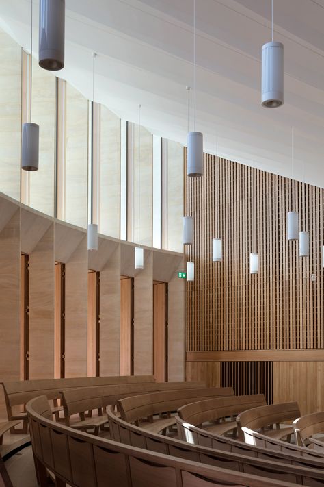 Niall McLaughlin Architects adds stone-clad auditorium to Oxford college campus Lecture Hall Design, Niall Mclaughlin, Theatre Hall, Auditorium Design, Lecture Theatre, Multipurpose Hall, Theatre Interior, Modern Church, Hall Interior Design