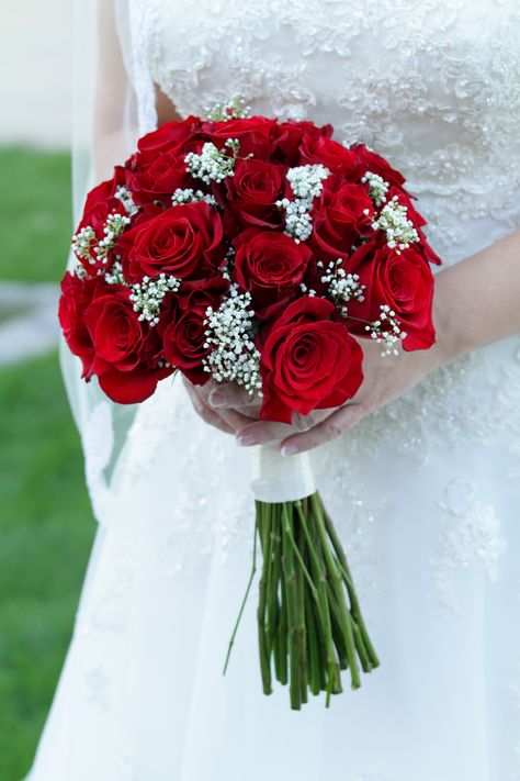 Red And White Bridal Bouquet, Wedding Bucket Flowers, Burgundy Red Wedding, Wedding Flowers Gypsophila, Christmas Wedding Bouquets, Prom Bouquet, Blush Wedding Colors, Red Bouquet Wedding, Red Rose Wedding