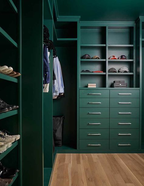 Masculine Bedroom Ideas, Green Closet, Tiny Dining Rooms, Bedroom Wardrobe Ideas, Gorgeous Closet, Small Walk In Closet, His Closet, Bookshelf Inspiration, Masculine Bedroom