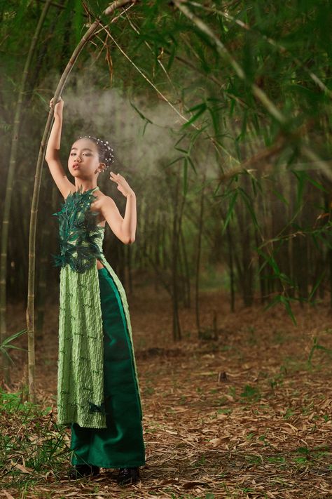 Bamboo Photoshoot, Fashion Pose, Photoshoot Pose, Photoshoot Poses, Sleeping Beauty, Aurora Sleeping Beauty, Game Of Thrones Characters, Disney Princess, Magazine