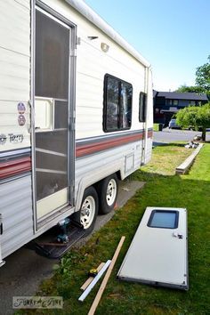 The $1.67 travel trailer door fix and a lesson. An inspiring read (and tutorial!) on what happens when you... kill your trailer? via Funky Junk Interiors Camper Repair, Rv Repair, Travel Trailer Remodel, Funky Junk Interiors, Camper Makeover, Camper Renovation, Trailer Remodel, Vintage Travel Trailers, Camper Life