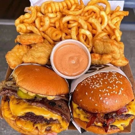 Burger VS French fry 🍔🍟 Street Food Ideas, American Street Food, Burger Food, Chicken Burger, American Street, Junk Food Snacks, French Fry, Food Therapy, Indian Restaurant