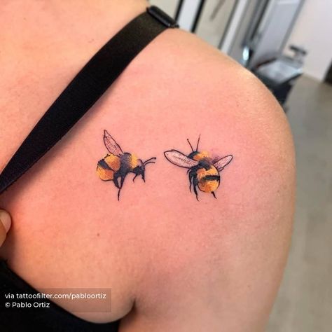 Watercolor style bees tattooed on the shoulder. Unique Ankle Tattoos, Queen Bee Tattoo, Heel Tattoos, Small Bee Tattoo, Tattoos Ideas For Women, Bee Tattoos, Honey Bee Tattoo, Bumble Bee Tattoo, Ankle Tattoos