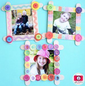 One in a Minion Mother's Day Card | AllFreeKidsCrafts.com Art Projects For Kids Preschool, Spring Art Projects For Kids, Stick Picture Frame, Popsicle Stick Picture Frame, Picture Frame Ideas, Spring Art Projects, Popsicle Crafts, Kids Homemade, Art Projects For Kids