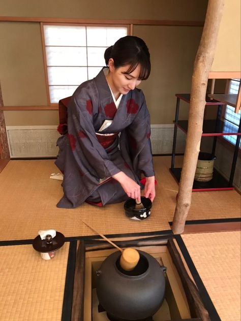 Ceremony Aesthetic, Tea Ceremony Japan, Japanese Traditional Art, Aesthetic Matcha, Tea Japan, Zen Philosophy, Japanese Tea House, Japanese Tea Ceremony, Japan Aesthetic