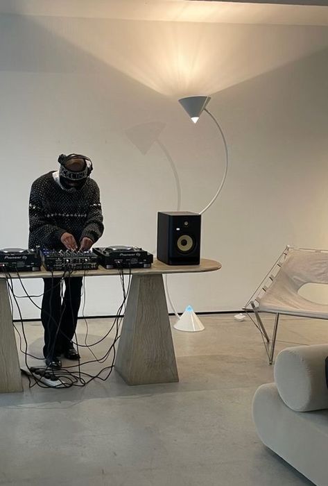 inspo, dj, dj aesthetic, photo dump Dj Aesthetic, Vinyl Cafe, Audiophile Room, Dj Room, Sound Room, Home Studio Setup, Music Studio Room, Dj Setup, Dj Booth