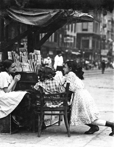 Little girls tend newspaper stand, Canal St. New York, New York, 1910 Lewis Hine, Newspaper Stand, Lower Manhattan, Newsies, Edwardian Era, New York Street, Library Of Congress, New York State, Vintage Photographs