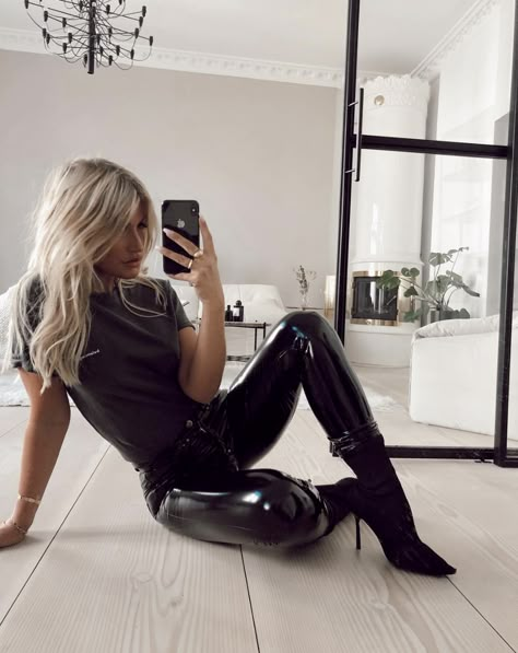 Shiny Pants Outfit, Patent Leather Leggings Outfit, Patent Leather Leggings, Gothic Mode, Leather Leggings Fashion, Leather Leggings Outfit, Vinyl Leggings, Leather Pants Outfit, Vinyl Clothing