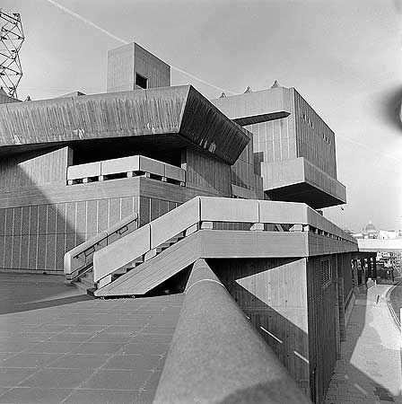 Hayward Gallery London, Neon Sculpture, Waterloo Bridge, Brutalism Architecture, Hayward Gallery, Brutalist Buildings, The Modern House, South Bank, Brutalist Architecture