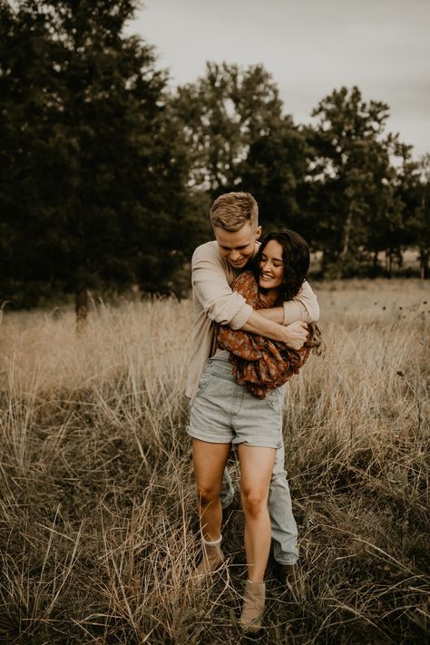 Girl From Behind, Tall Boy Short Girl, Outfit Traveling, Engagement Shoots Poses, Alyssa Marie, Short Couples, Golden Field, Engagement Picture Outfits, California Engagement Photos