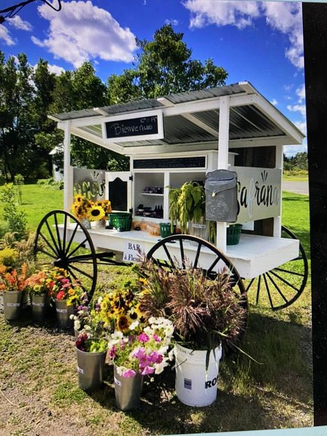 Farmstand Plans, Luxury Homesteading, Roadside Farmstand, Small Barn Ideas, Veggie Stand, Flower Carts, Flower Stall, Produce Baskets, Flower Shop Decor