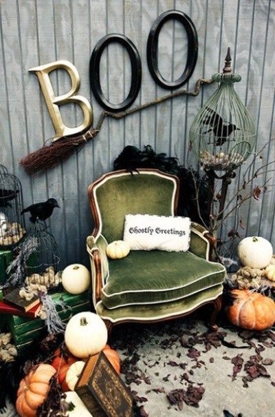 Halloween Chic, Halloween Party Photo, Descendants Party, Halloween Photo Booth, Decoration Vitrine, Casa Halloween, Diy Halloween Decor, Adornos Halloween, Vintage Halloween Decorations