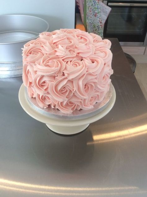 Pink Roses Cake Ideas, Birthday Cake Pink Roses, Pink Rossete Cake, Pink Rose Cake Birthday, Pink Small Cake, Light Pink Birthday Cake, Small Pink Cake, Light Pink Cake, Pink Roses Cake