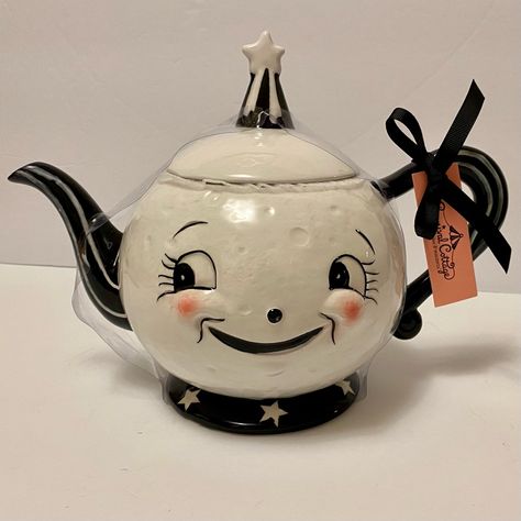 Johanna Parker Laughing Luna Black And White Teapot Brand New With Tags. Pottery May Have Slight Imperfections As Part Of Its Uniqueness And Design. Pierced Lantern Ceramics, Coil Tea Pot, Vintage Goth Kitchen, Goth Dishes, Black And White Pottery Designs, Kawaii Halloween Decor, Carnival Cottage Johanna Parker, Chalkware Vintage, Joanna Parker