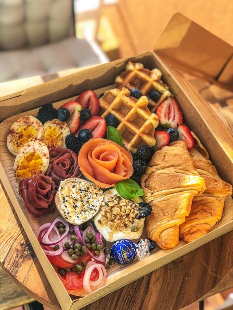 Breakfast Charcuterie Box To Go, Brunch Grazing Box Ideas, Breakfast Boxes, Breakfast Box Ideas Gift, Breakfast Grazing Box Ideas, Breakfast Box Packaging, Breakfast Box Ideas, Belgian Waffle Charcuterie Board, Bruch Idea