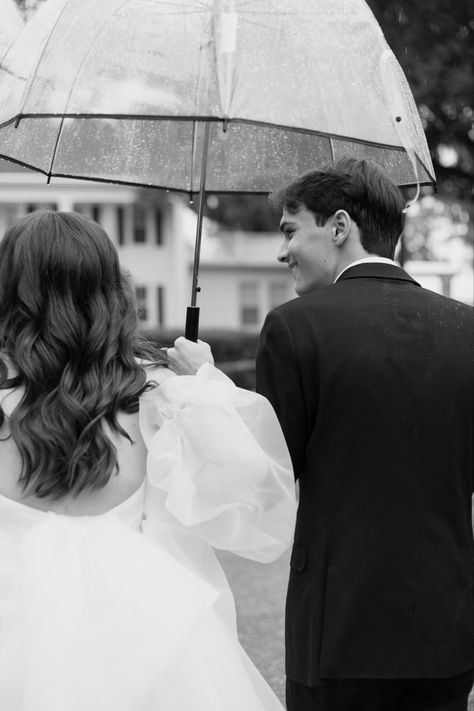 Clear umbrellas are having their moment😍 Sarah Smiles, Holding Umbrella, Holding An Umbrella, Clear Umbrella, Rainy Wedding, Engagement Pics, Prom Pictures, Aesthetic Iphone, Love People