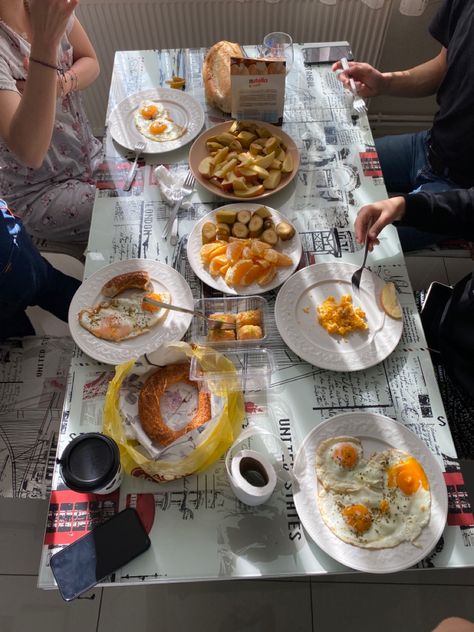 Friend Breakfast Aesthetic, Group Breakfast Aesthetic, Airbnb With Friends, Airbnb With Friends Aesthetic, Breakfast With Friends Aesthetic, Airbnb Aesthetic, Group Breakfast, Friends Breakfast, Breakfast With Friends