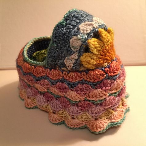 Ravelry: AuntyLane's How to Crochet a Cradle/crib purse with written pattern and video tutorial Cradle Purse Crochet Pattern, Crochet Cradle Purse Pattern Free, Crochet Lovies, Baby Doll Cradle, Purse Patterns Free, Doll Cradle, Purse Crochet, Purse Pattern, Baby Cradle