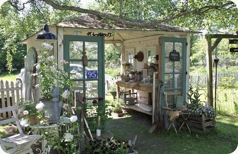 Garden Decor Taman Vintage, Recycled Garden, Potting Sheds, Potting Shed, Old Doors, Garden Structures, Garden Cottage, Garden Spaces, Backyard Oasis