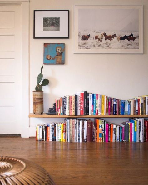 Simple Bookshelf, Lots Of Books, Wood Book, Bookshelves Diy, Decoration Inspiration, Cool Ideas, Entertainment Room, Floating Shelf, Home Library