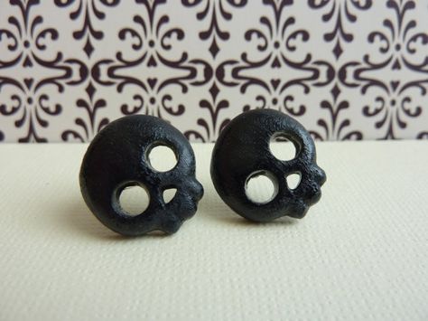 Skeleton Polymer Clay, Black Polymer Clay Ideas, Polymer Clay Skull Earrings, Skull Polymer Clay, Clay Skull, Stud Earrings Polymer Clay, Clay Halloween, Diy Fimo, Polymer Clay Halloween