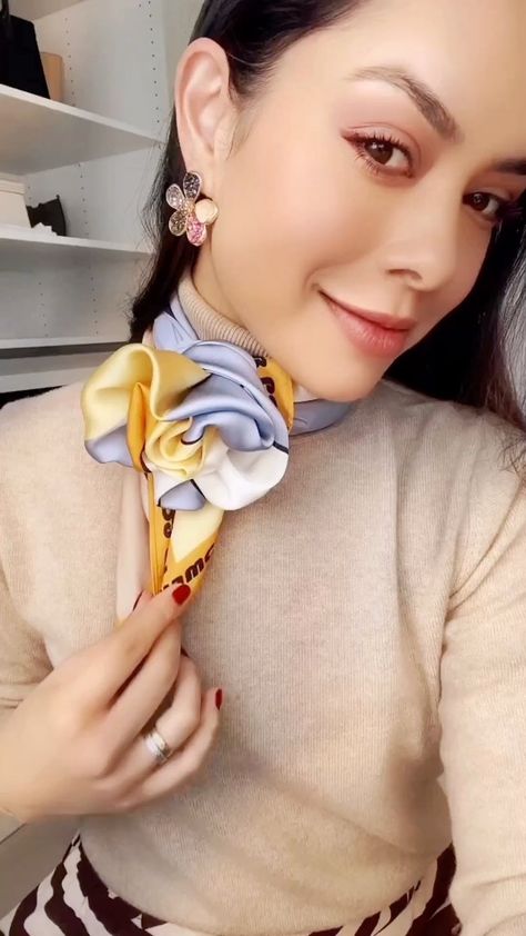 Diyana-style on Instagram: “Yes, if you need a flower #fashionhacks #scarftutorial #styletips #fashionstylist” Tie A Silk Scarf, Simpul Dasi, Silk Scarf Outfit, Scarf Wearing Styles, Silk Scarf Tying, Ways To Tie Scarves, Projek Menjahit, Diy Fashion Scarf, Scarf Knots