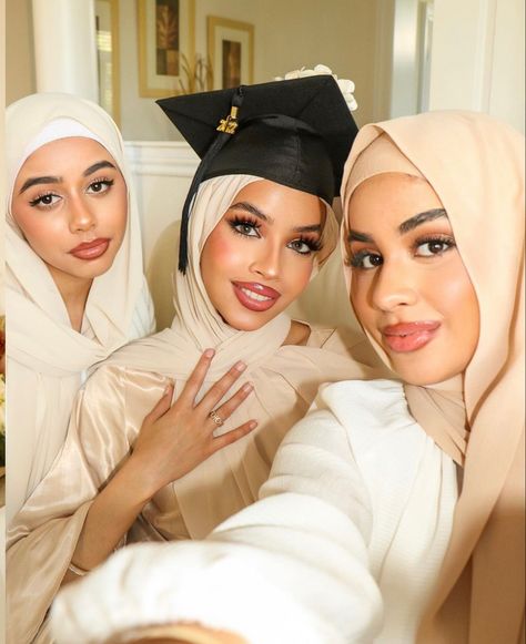 Muslim Graduation Outfit, Senior Pictures Yearbook, Senior Year Pictures, Graduation Cap And Gown, Henna Designs Easy, Graduation Picture Poses, Cap And Gown, Grad Pics, Easy Trendy Outfits