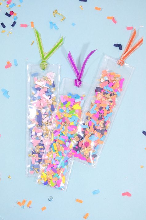 DIY Confetti Shaker Bookmarks — The Confetti Bar Kids Craft Fair Ideas, Diy Christmas Gifts Kids, Bible Bookmarks Diy, Diy Gifts Kids Can Make, Small Diy Christmas Gifts, Christian Crafts To Sell, Confetti Bookmarks, Shaker Bookmarks, Christmas Gifts Kids Can Make